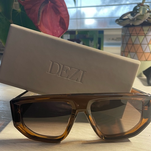 Never worn before back track DEZI sunglasses - Picture 2 of 2